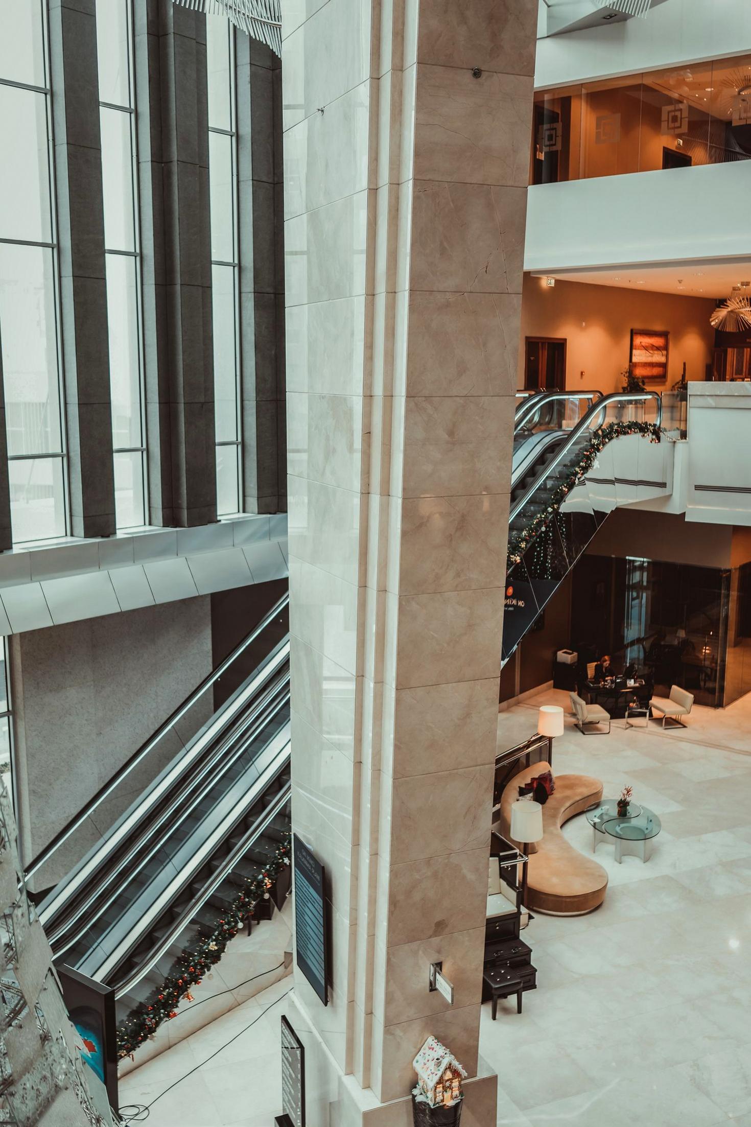 Dealwillow Hotel Lobby