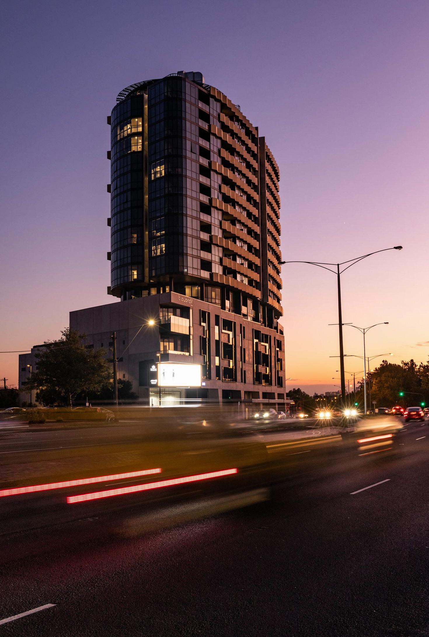 Dealwillow Hotel Melbourne exterior at night